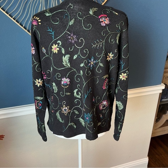 Stunning Floral Embroidered Black Sweater - Size Medium - Picture 4 of 7